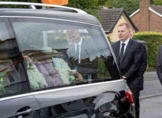 Mum of Former Celtic Boss Neil Lennon Gives Anonymous Gifts to Less Fortunate: Heartwarming Story of Generosity news-10082024-155359