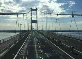 Traffic congestion on motorway bridge due to three car crash: Updates and impact on commuters news-14082024-030407