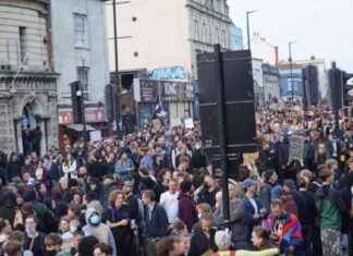Bristol United: Massive Counter-Demo Against Far-Right Protest news-28092024-133451