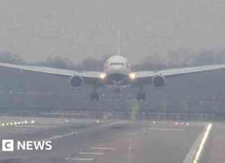 UK Flights Disrupted by Fog for Second Consecutive Day uk-flights-disrupted-by-fog-for-second-consecutive-day
