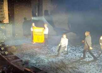 Stop Oil Protest at Eco-Event: Sigourney Weaver Takes the Stage stop-oil-protest-at-eco-event-sigourney-weaver-takes-the-stage