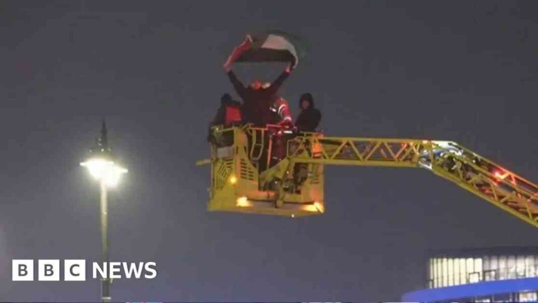man-arrested-climbing-palace-of-westminster